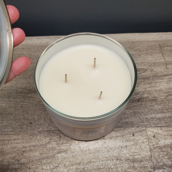 New White Barn, Linen Sheets 14.5 oz candle - Picture 3 of 4